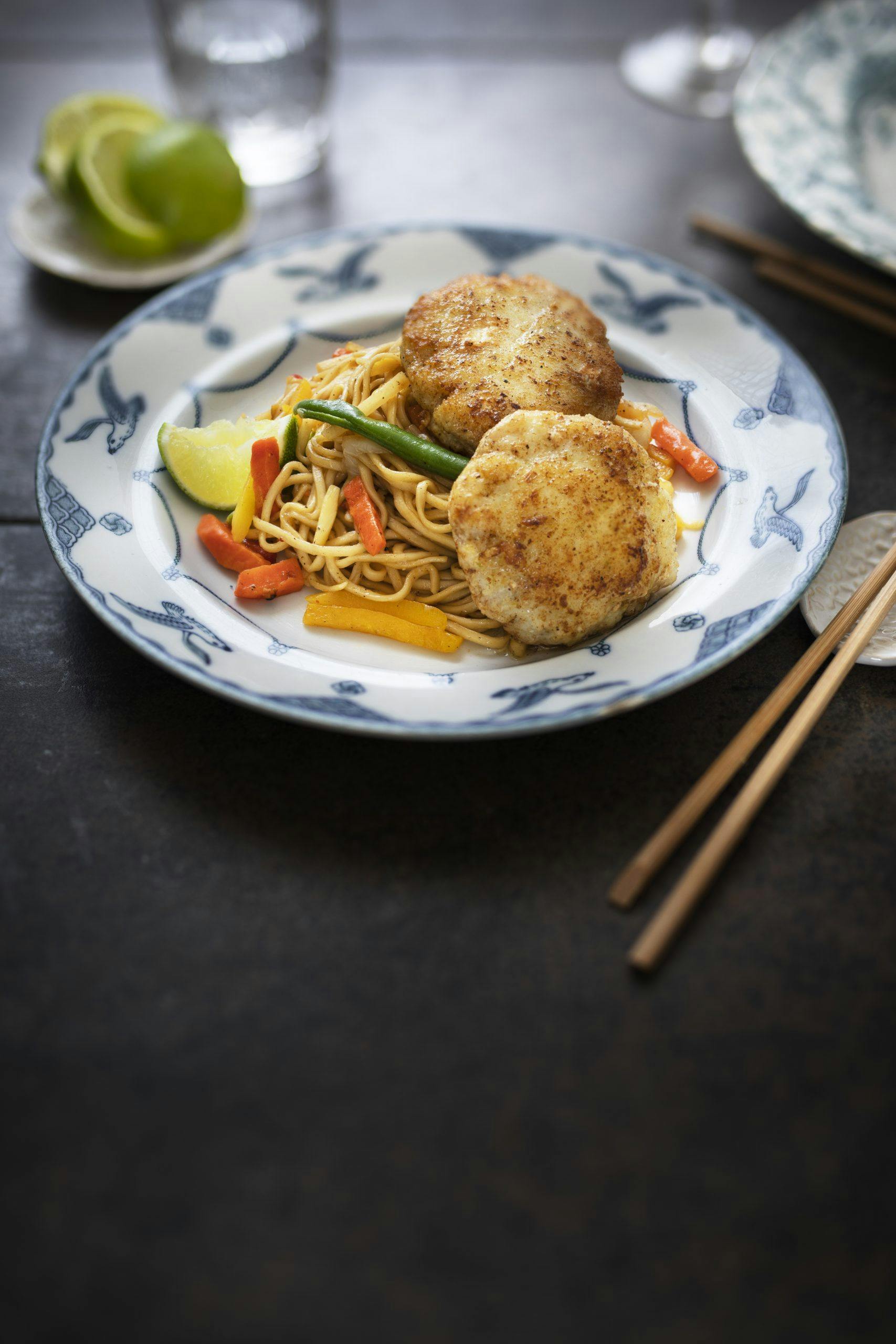 Vietnamesiske fiskekaker med nudelwok Asiatiske fiskekaker oppskrift